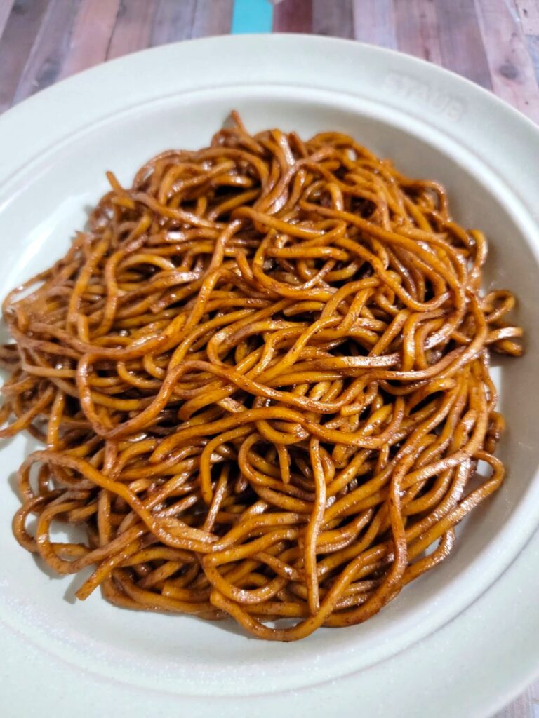 【自炊 まいばすけっと麺だけ！大盛焼そばアレンジチーズ焼そば】まずは麺だけ半分頂きました