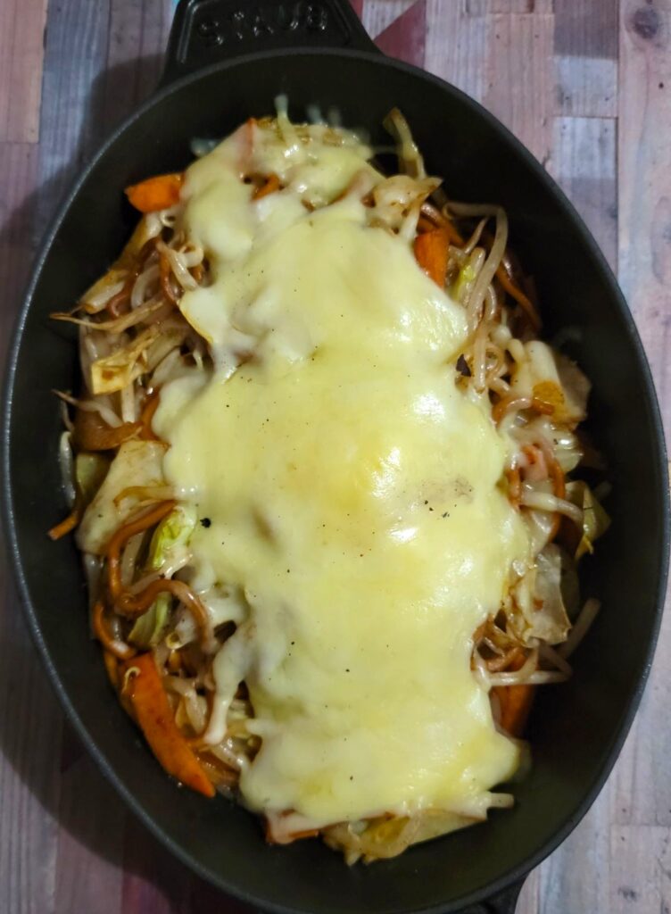 【自炊 まいばすけっと麺だけ！大盛焼そばアレンジチーズ焼そば】