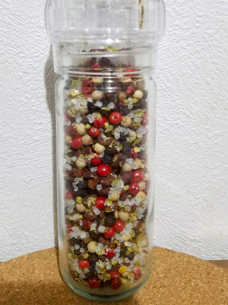 海賊王になるおと粉（庭の唐辛子に岩塩、花椒、オレガノ、ブラックペッパー、ホワイトペッパー、ピンクペッパーをブレンドした調味料）